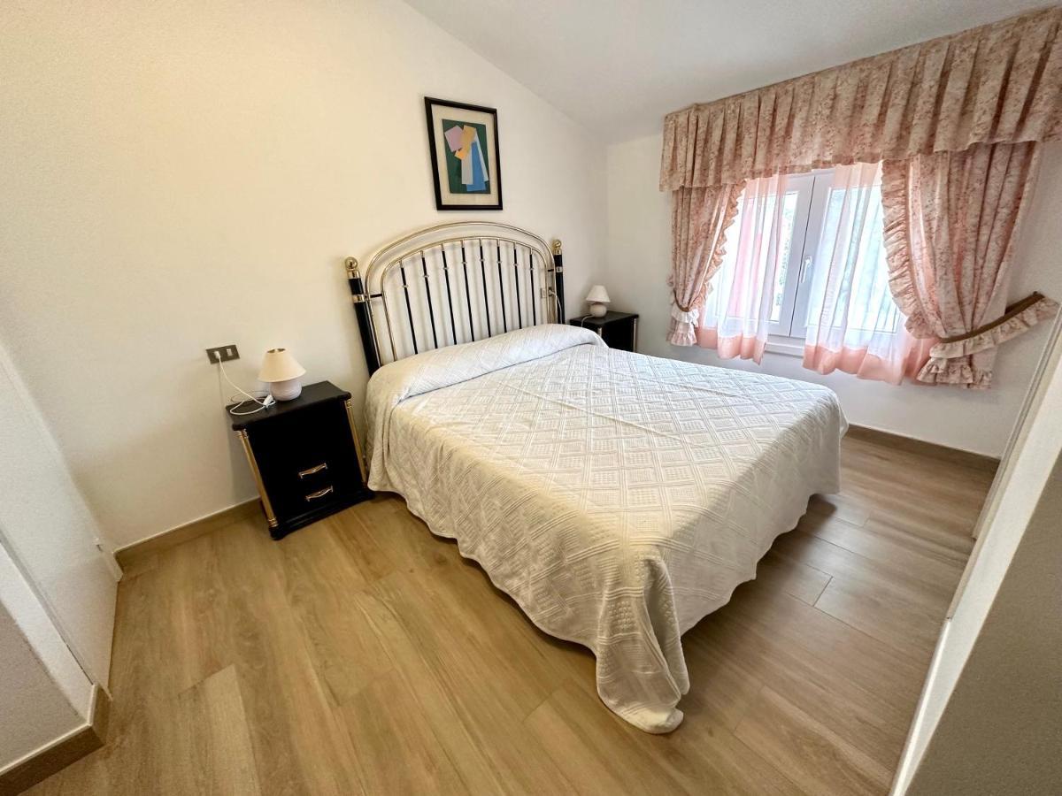 Apartamentos Sinás Playa Raxó Esterno foto