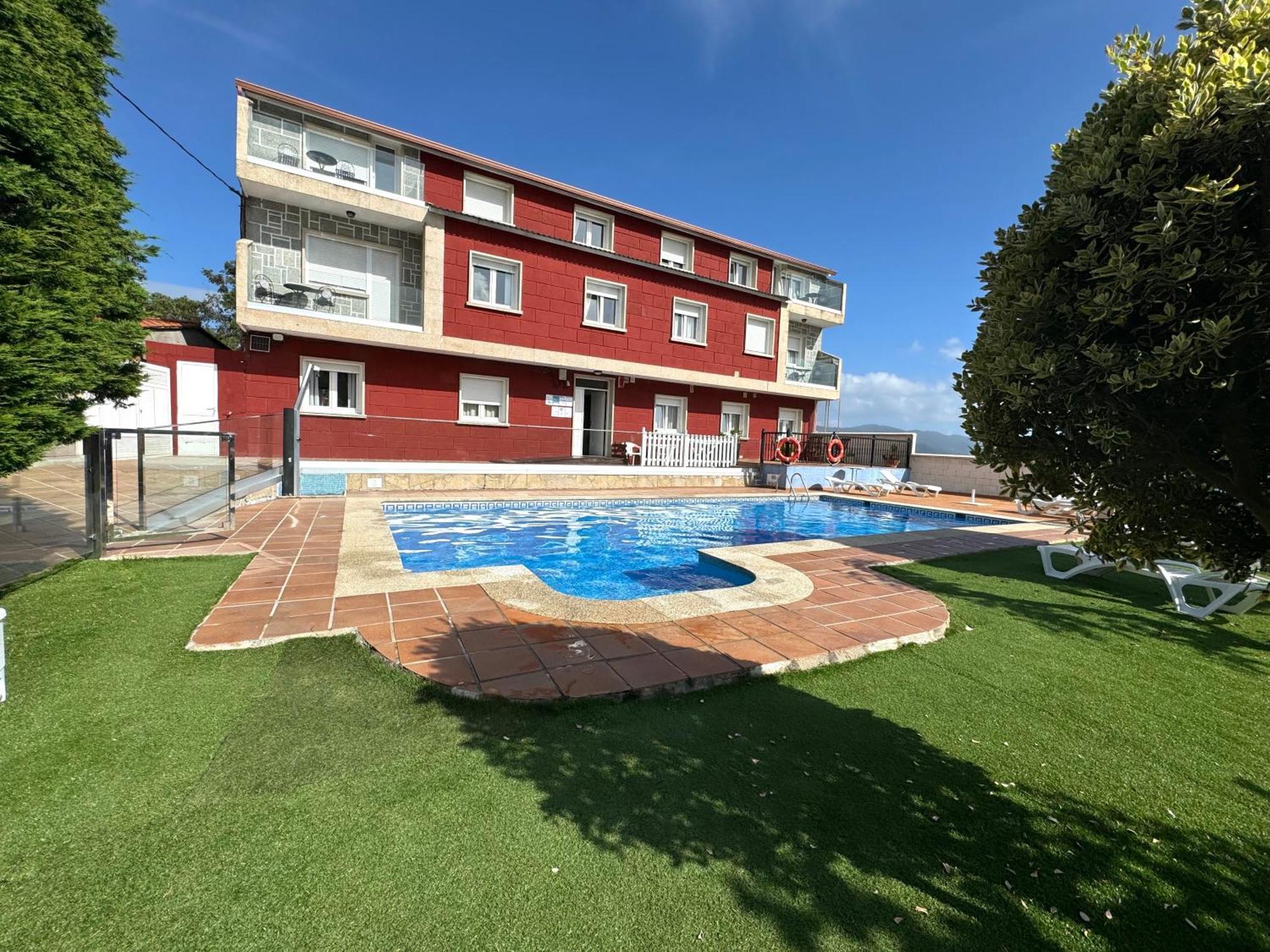 Apartamentos Sinás Playa Raxó Esterno foto