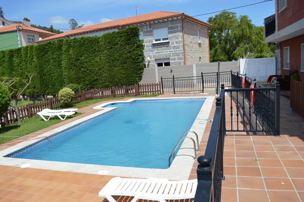 Apartamentos Sinás Playa Raxó Esterno foto