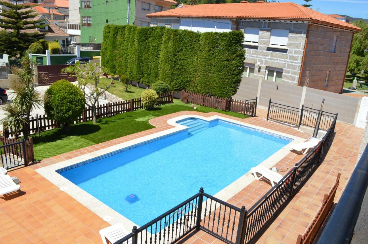Apartamentos Sinás Playa Raxó Esterno foto